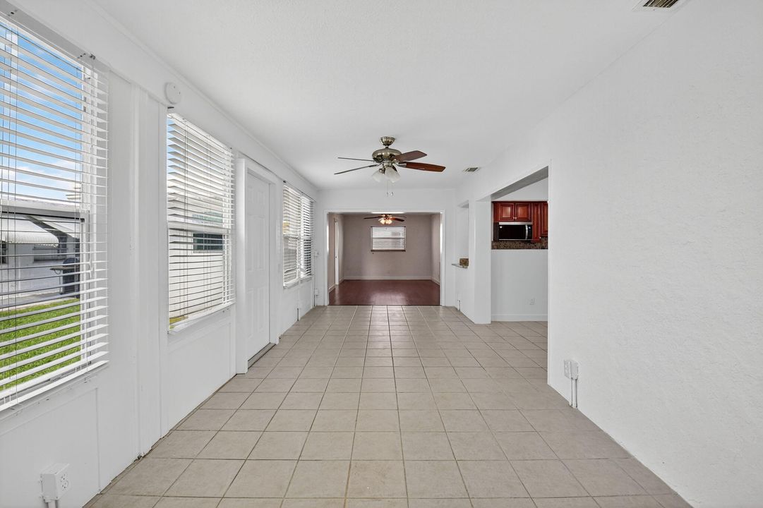 Active With Contract: $299,999 (2 beds, 2 baths, 1364 Square Feet)