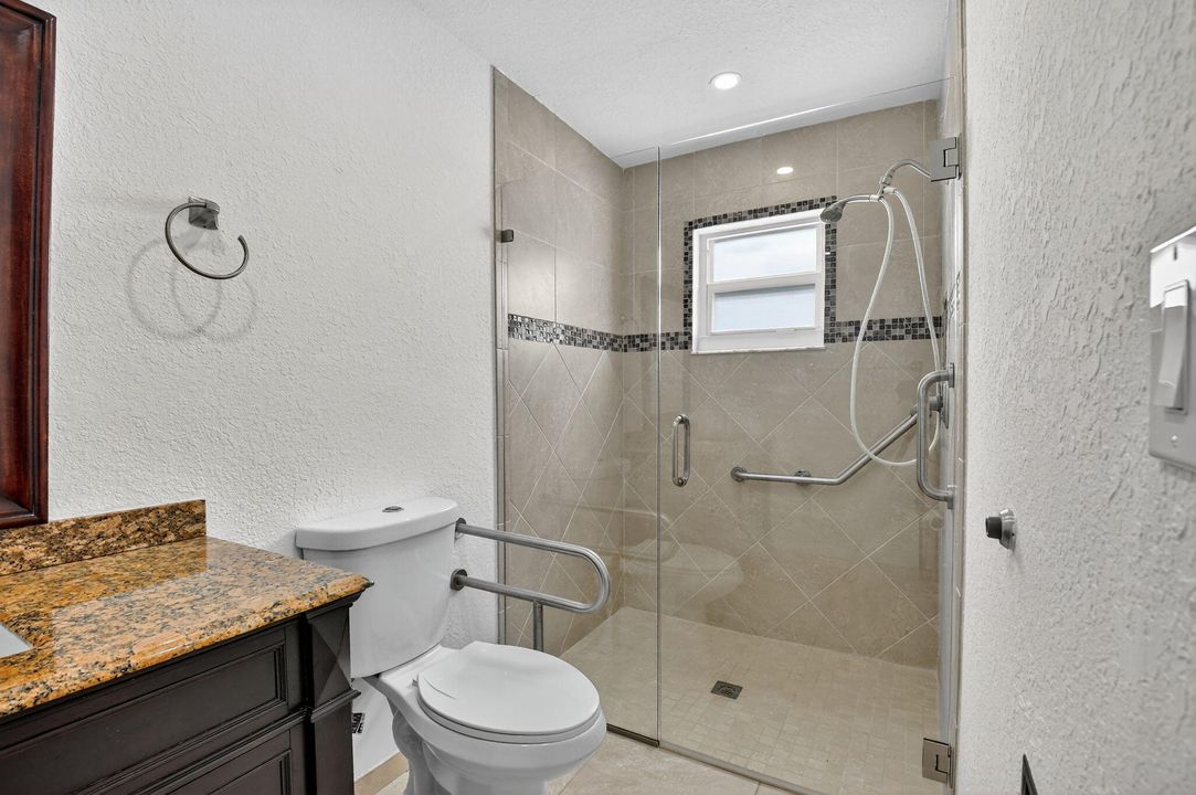 Active With Contract: $299,999 (2 beds, 2 baths, 1364 Square Feet)