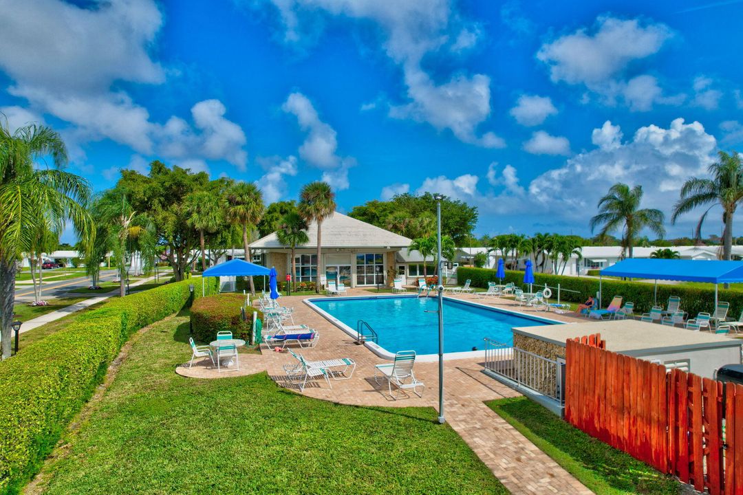 Active With Contract: $299,999 (2 beds, 2 baths, 1364 Square Feet)