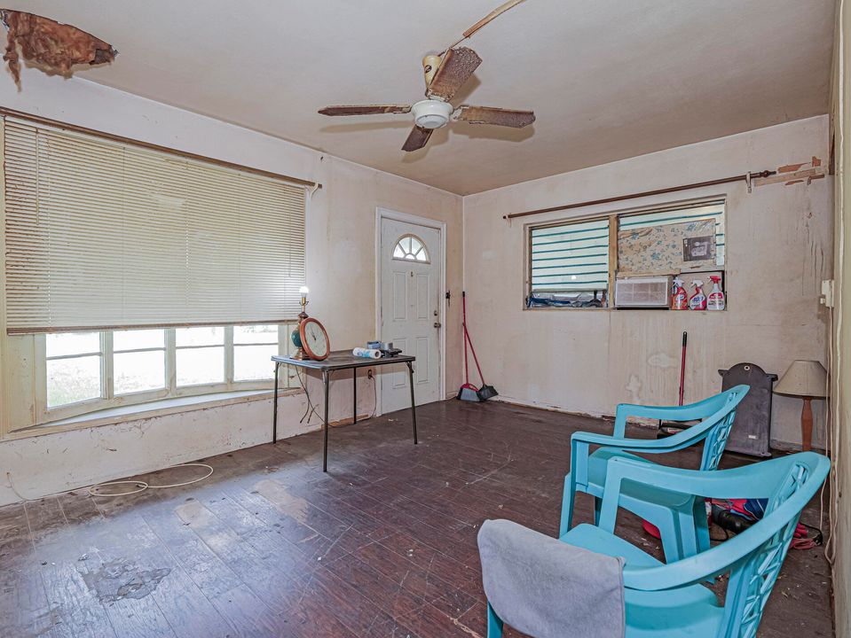 Под контрактом: $160,000 (3 спален, 2 ванн, 1084 Квадратных фут)