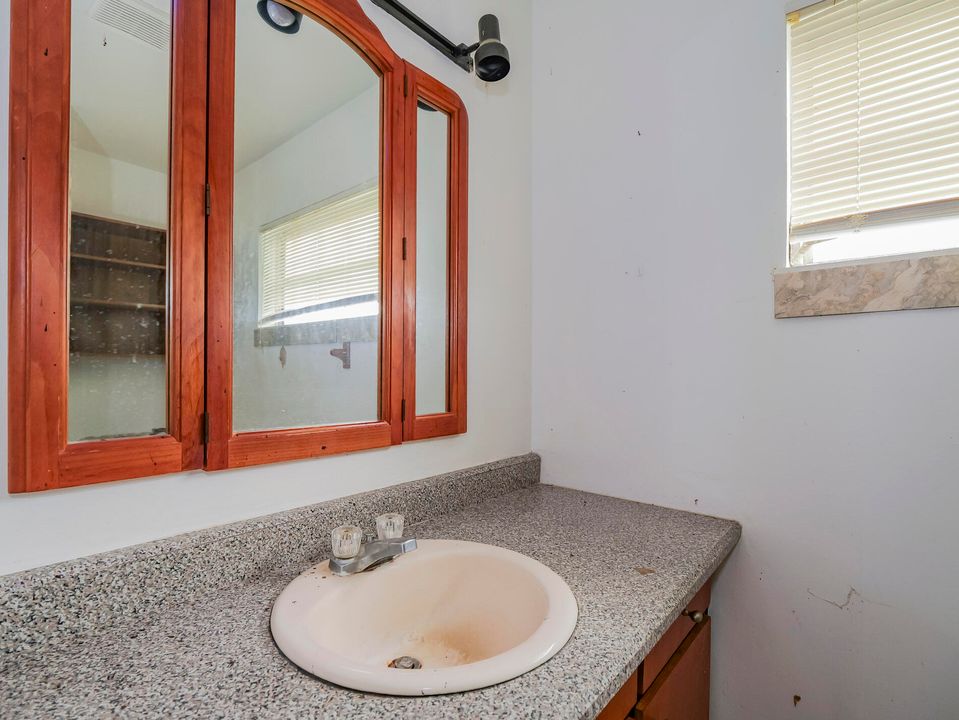 Под контрактом: $160,000 (3 спален, 2 ванн, 1084 Квадратных фут)