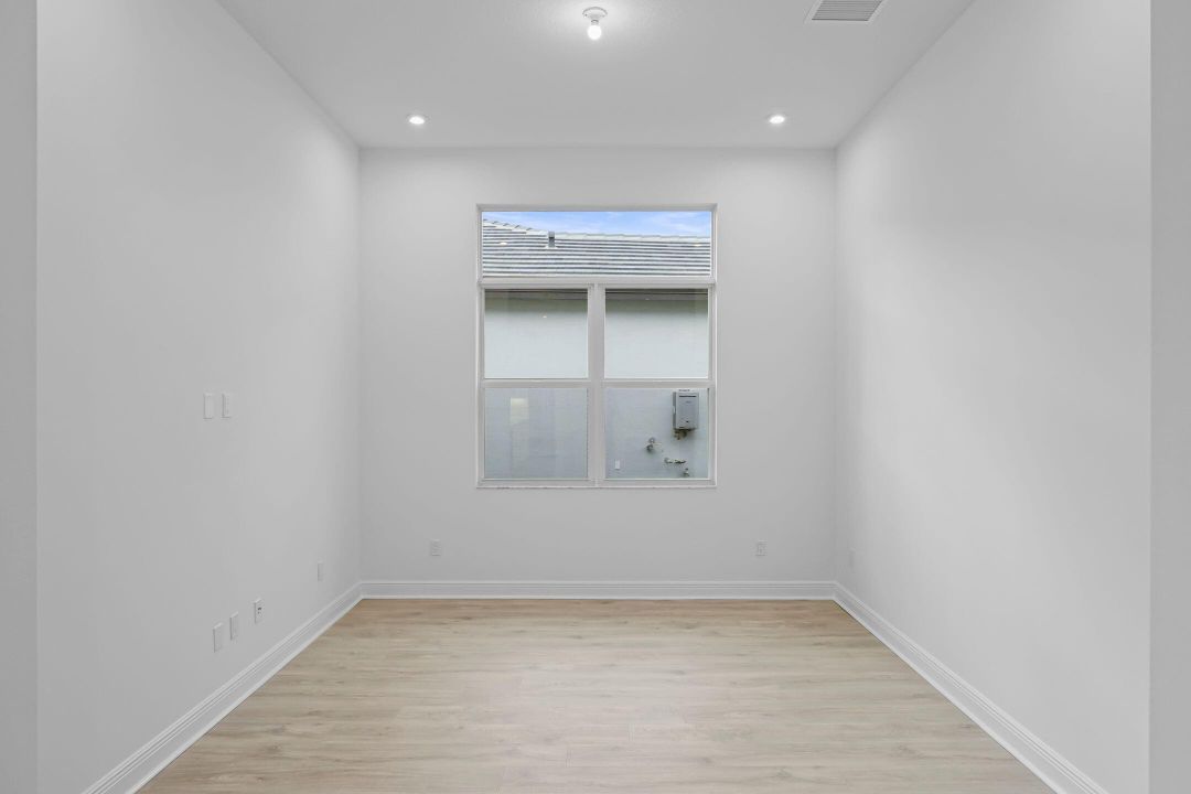 Под контрактом: $849,990 (2 спален, 2 ванн, 1968 Квадратных фут)