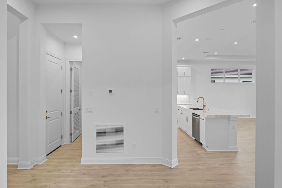 Под контрактом: $849,990 (2 спален, 2 ванн, 1968 Квадратных фут)