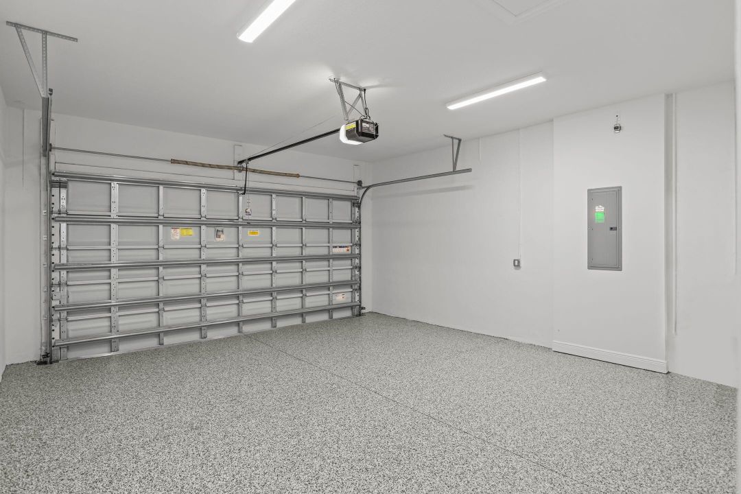 Под контрактом: $849,990 (2 спален, 2 ванн, 1968 Квадратных фут)