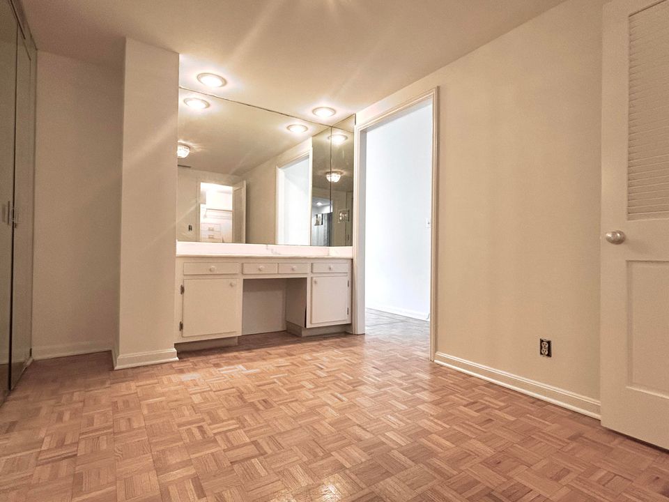 Active With Contract: $3,400,000 (2 beds, 2 baths, 2076 Square Feet)