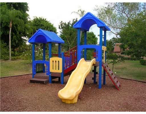 合同活跃: $2,550 (3 贝兹, 3 浴室, 1364 平方英尺)