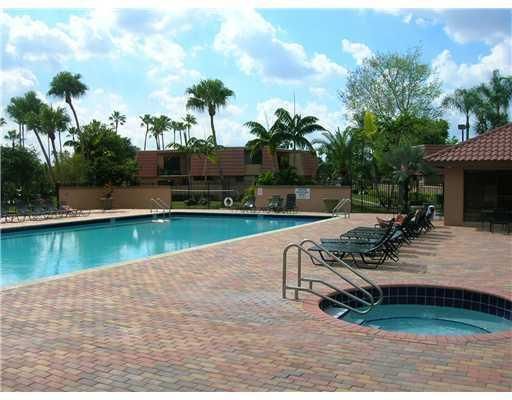 合同活跃: $2,550 (3 贝兹, 3 浴室, 1364 平方英尺)