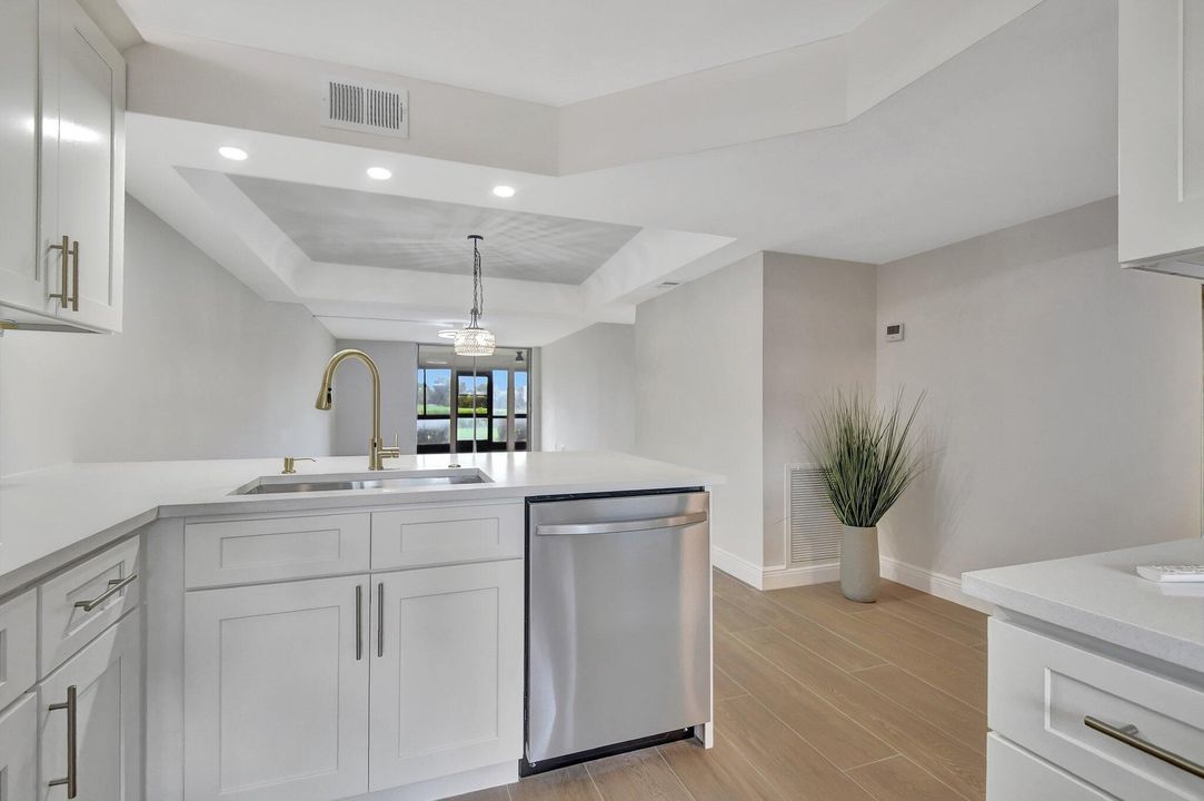 待售: $300,000 (2 贝兹, 2 浴室, 1300 平方英尺)