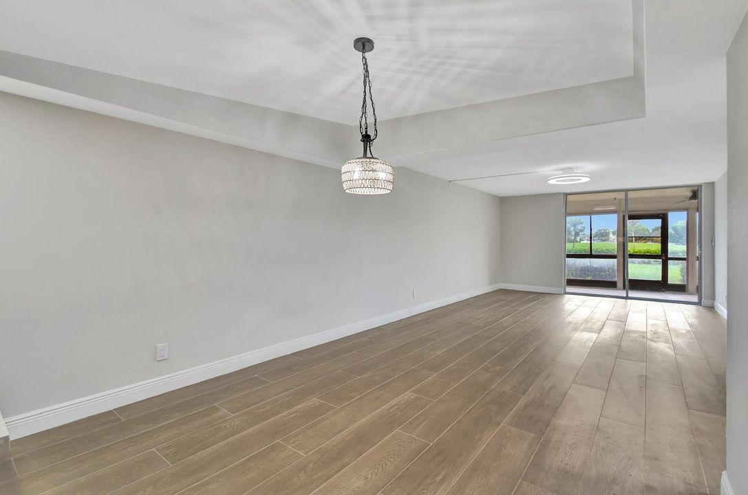 待售: $300,000 (2 贝兹, 2 浴室, 1300 平方英尺)