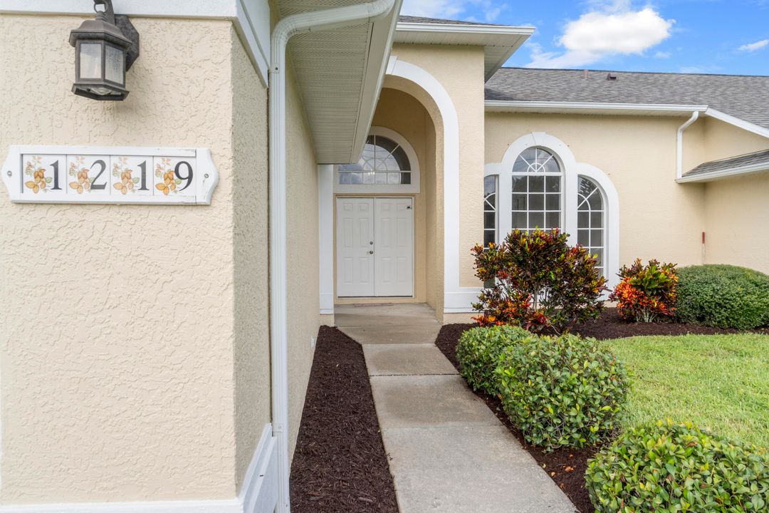 合同活跃: $430,000 (3 贝兹, 2 浴室, 2277 平方英尺)