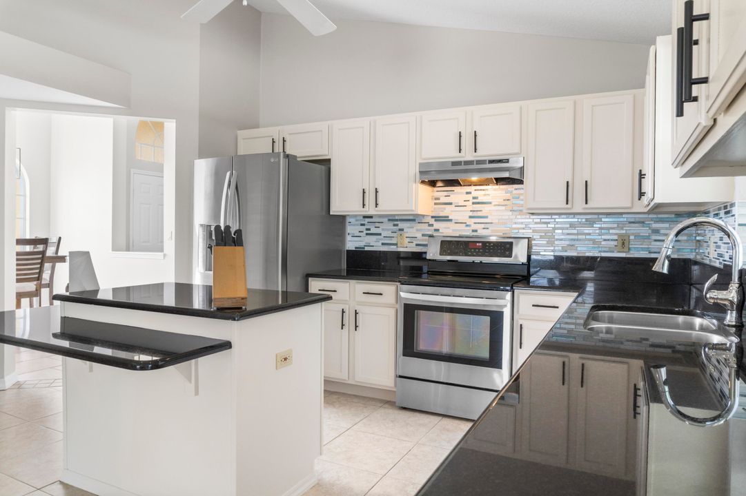 合同活跃: $430,000 (3 贝兹, 2 浴室, 2277 平方英尺)