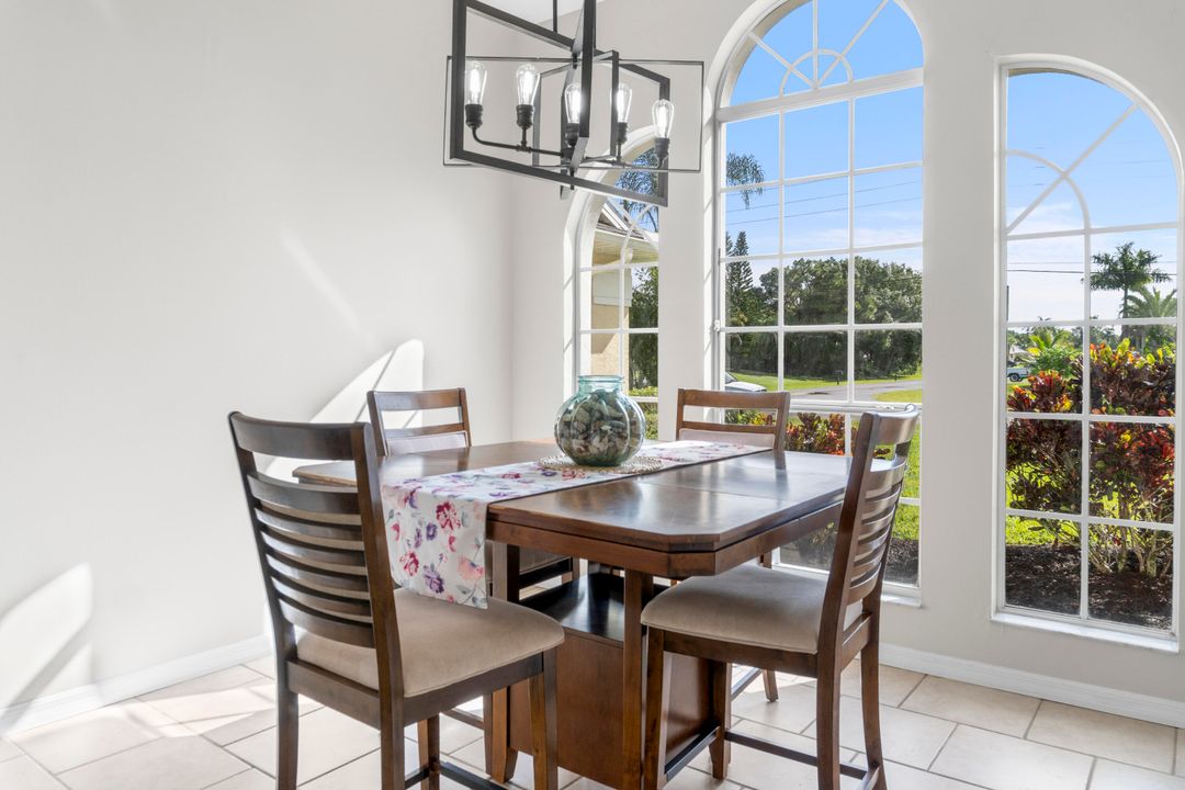 合同活跃: $430,000 (3 贝兹, 2 浴室, 2277 平方英尺)