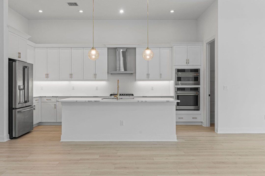 Activo con contrato: $649,990 (4 camas, 3 baños, 2289 Pies cuadrados)