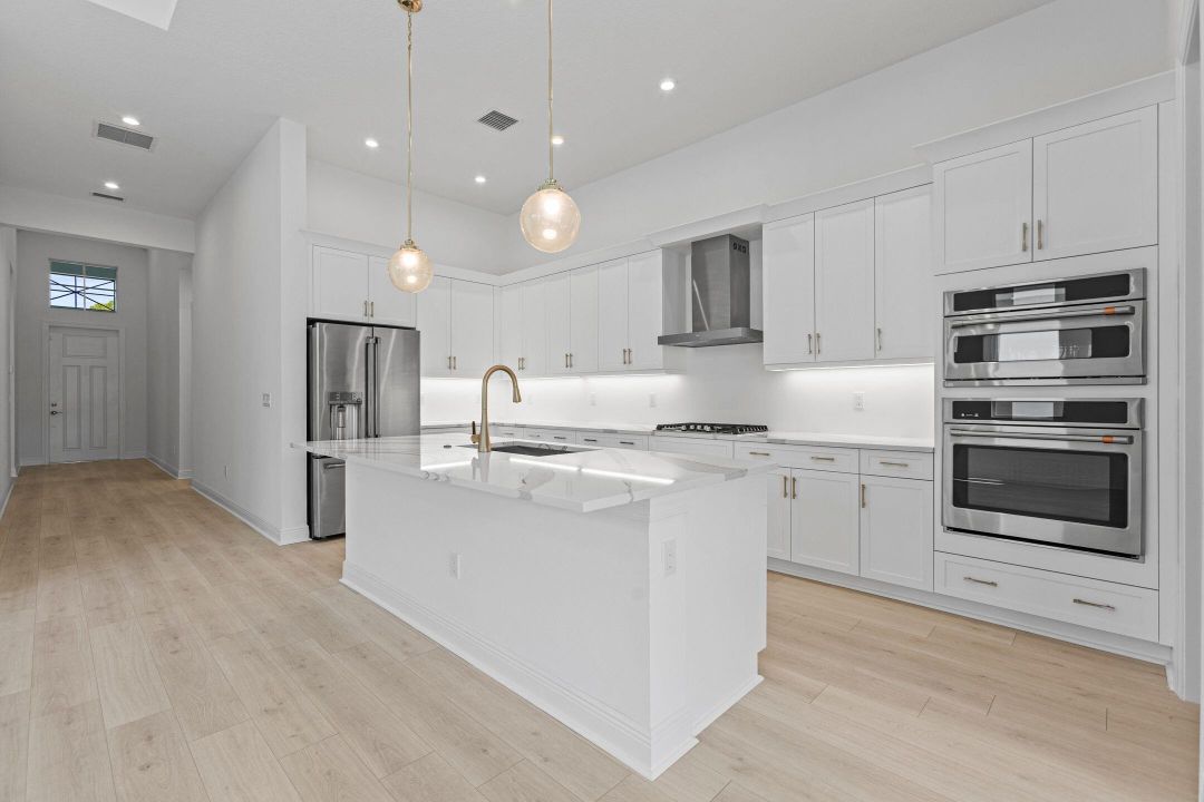 Activo con contrato: $649,990 (4 camas, 3 baños, 2289 Pies cuadrados)