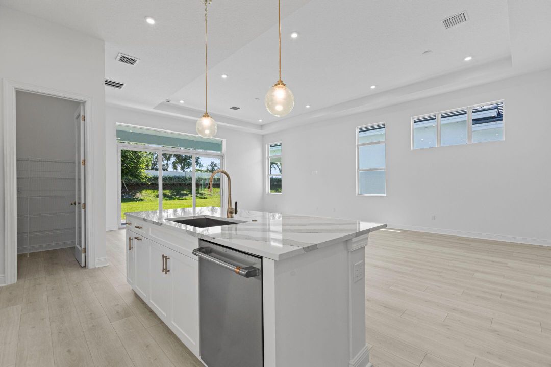 Activo con contrato: $649,990 (4 camas, 3 baños, 2289 Pies cuadrados)