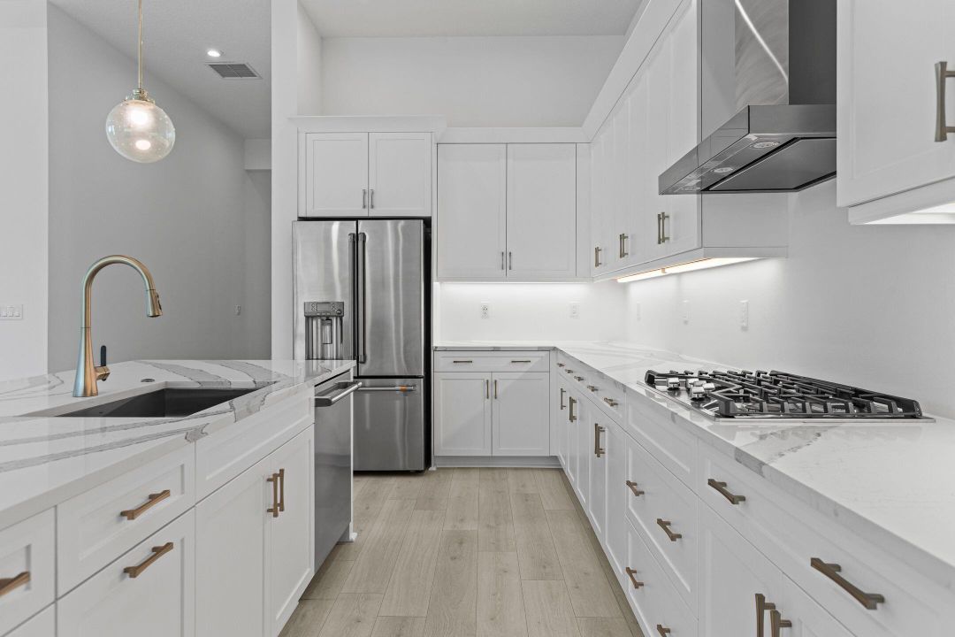 Activo con contrato: $649,990 (4 camas, 3 baños, 2289 Pies cuadrados)