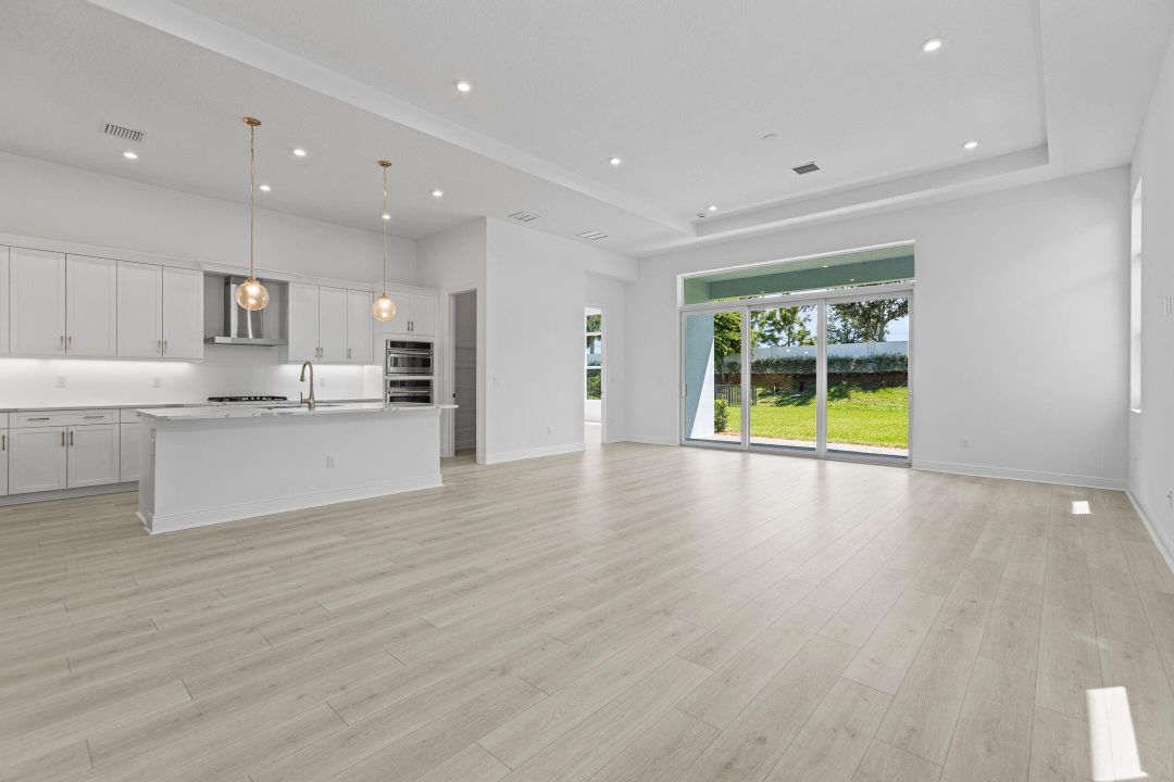 Activo con contrato: $649,990 (4 camas, 3 baños, 2289 Pies cuadrados)