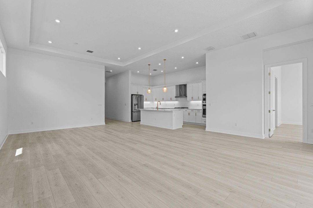 Activo con contrato: $649,990 (4 camas, 3 baños, 2289 Pies cuadrados)