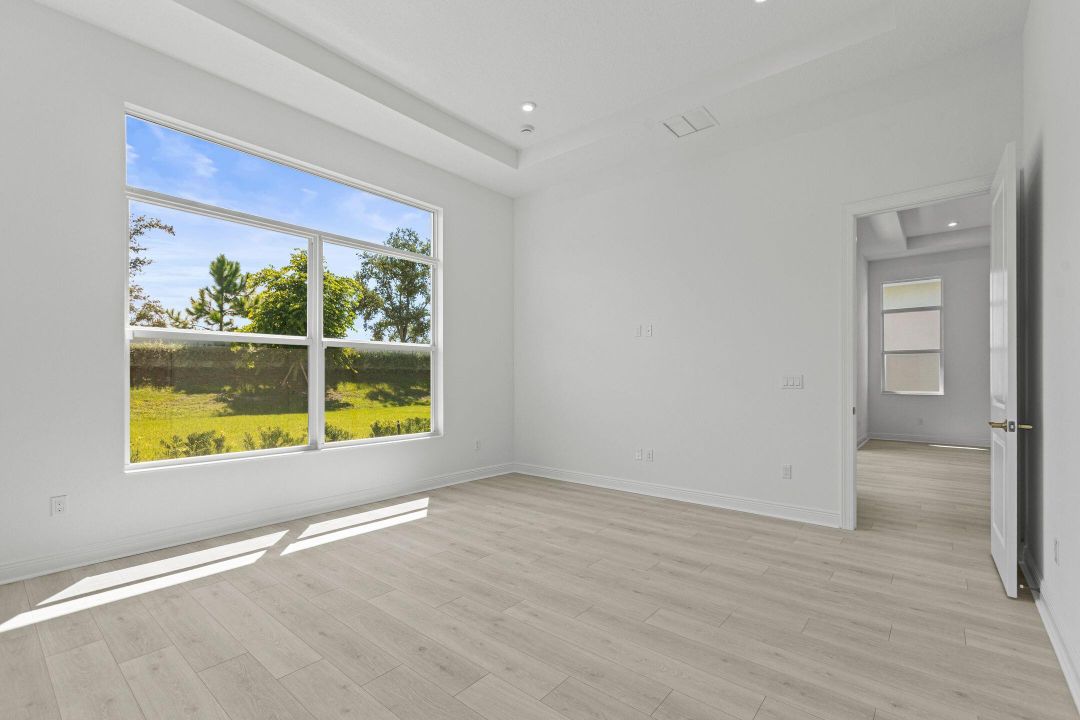 Activo con contrato: $649,990 (4 camas, 3 baños, 2289 Pies cuadrados)