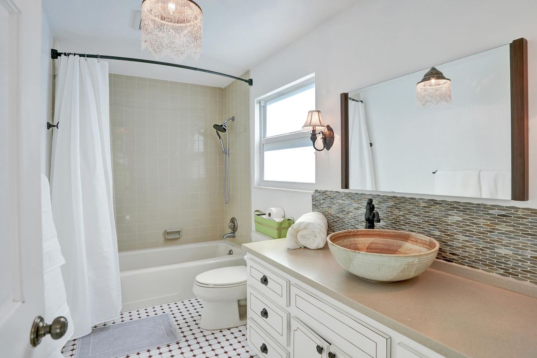 合同活跃: $7,500 (3 贝兹, 2 浴室, 1641 平方英尺)