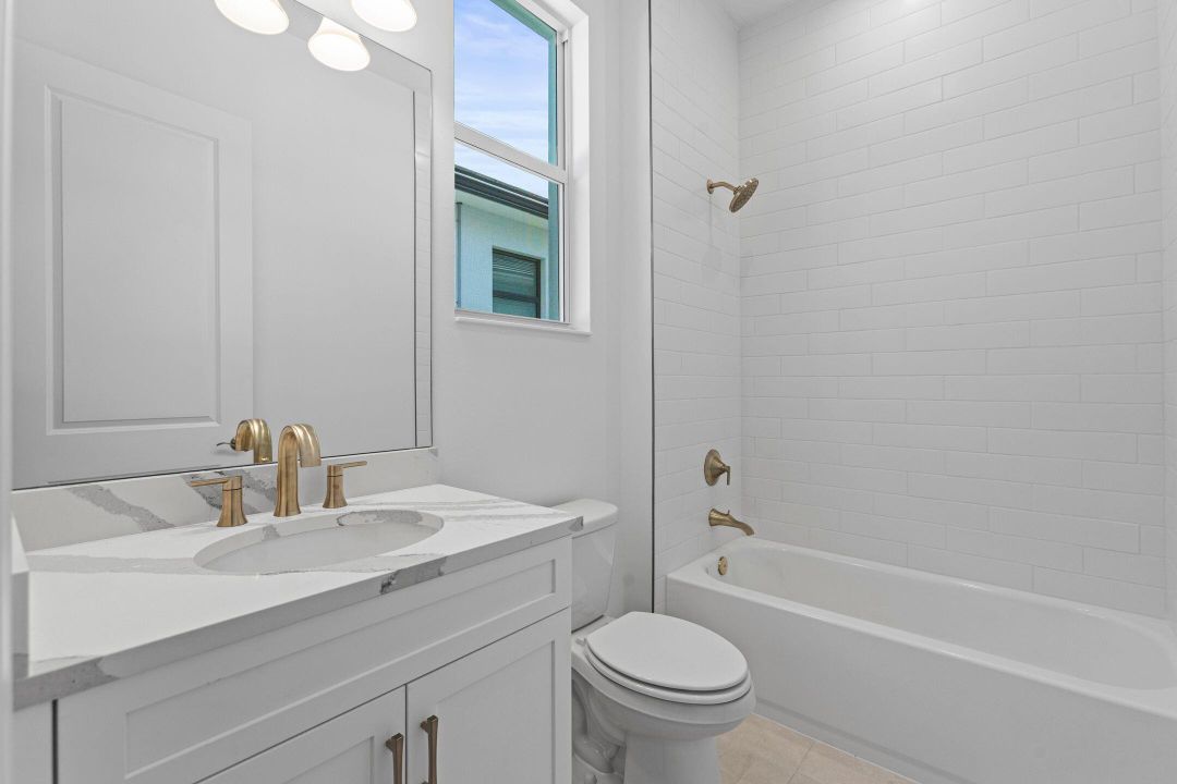 Activo con contrato: $649,990 (4 camas, 3 baños, 2289 Pies cuadrados)