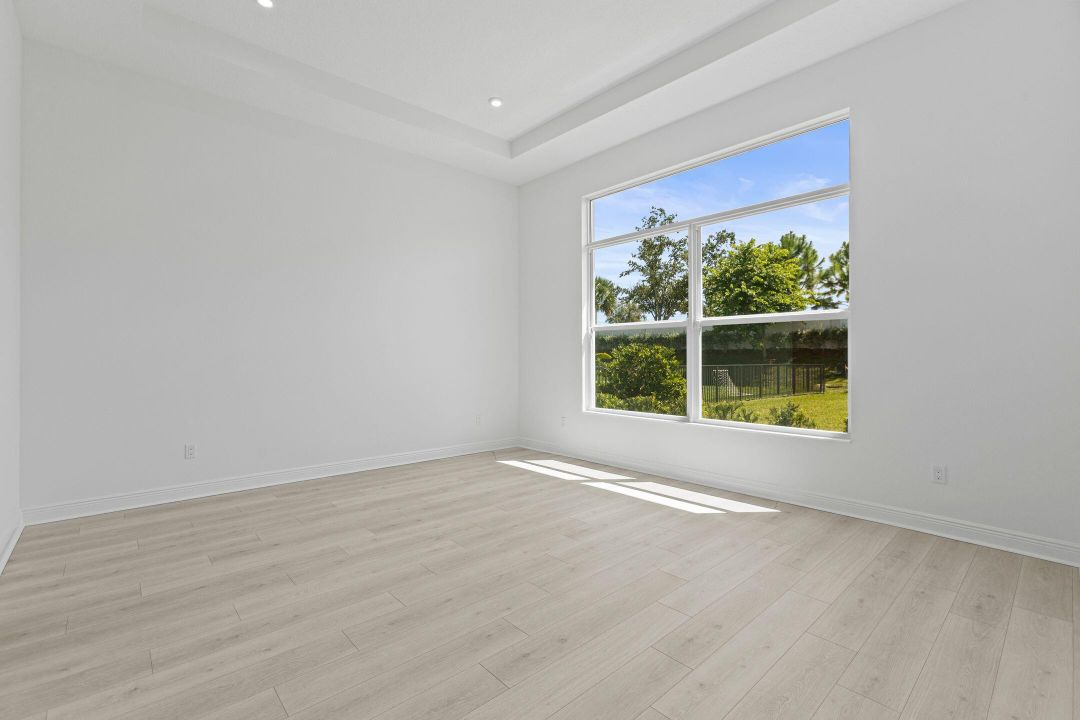 Activo con contrato: $649,990 (4 camas, 3 baños, 2289 Pies cuadrados)