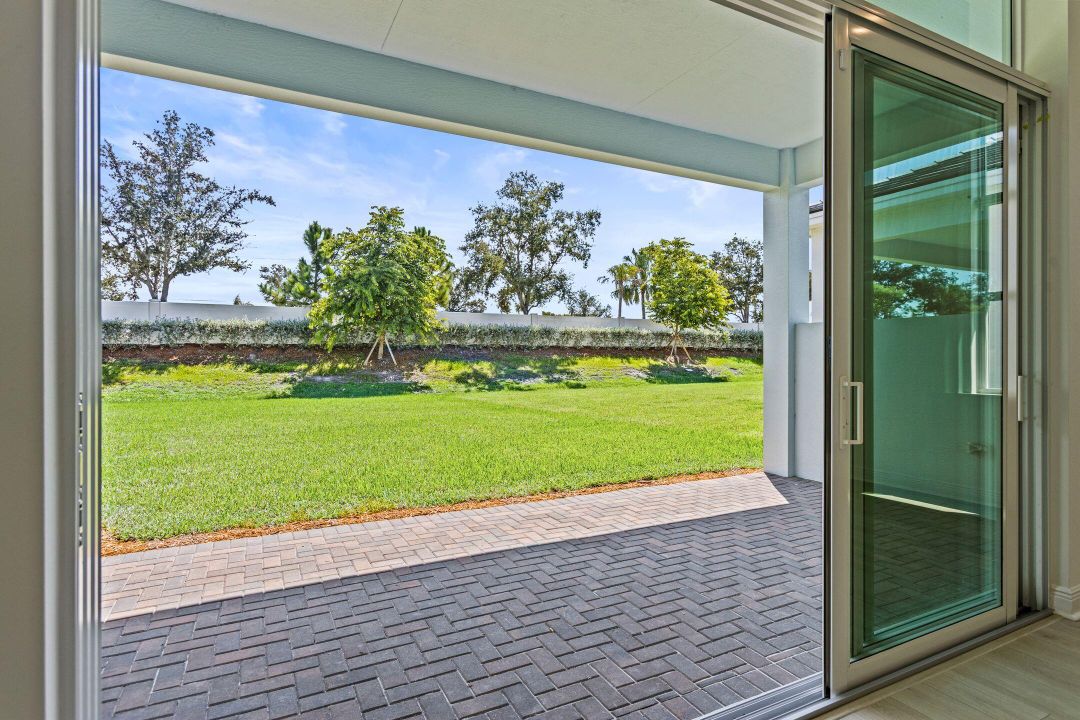 Activo con contrato: $649,990 (4 camas, 3 baños, 2289 Pies cuadrados)