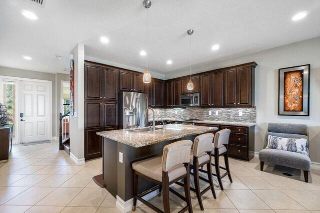 出租: $6,500 (5 贝兹, 4 浴室, 2584 平方英尺)