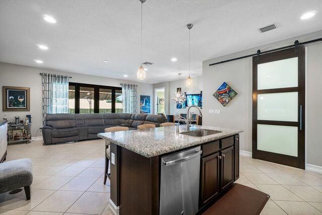 出租: $6,500 (5 贝兹, 4 浴室, 2584 平方英尺)