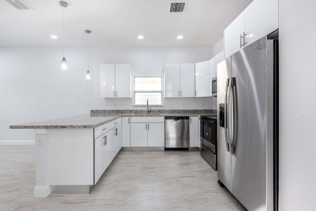 Active With Contract: $2,600 (3 beds, 2 baths, 1141 Square Feet)