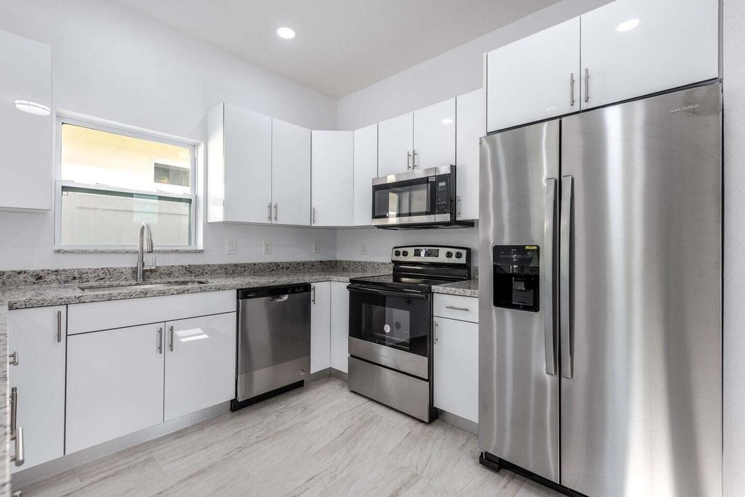 Active With Contract: $2,600 (3 beds, 2 baths, 1141 Square Feet)