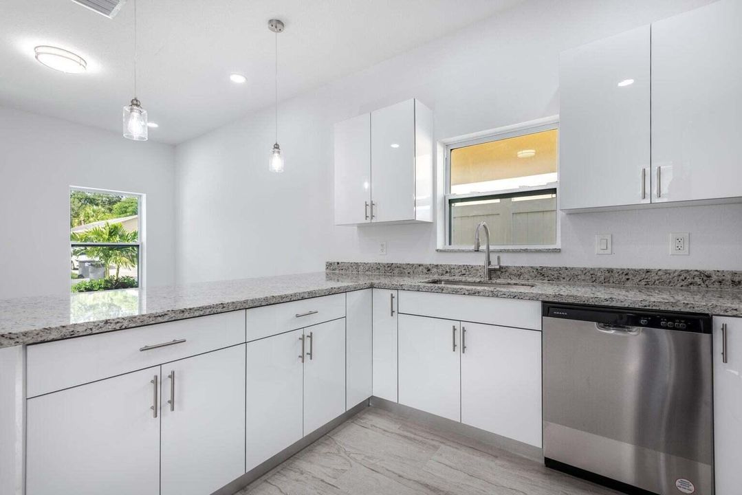 Active With Contract: $2,600 (3 beds, 2 baths, 1141 Square Feet)