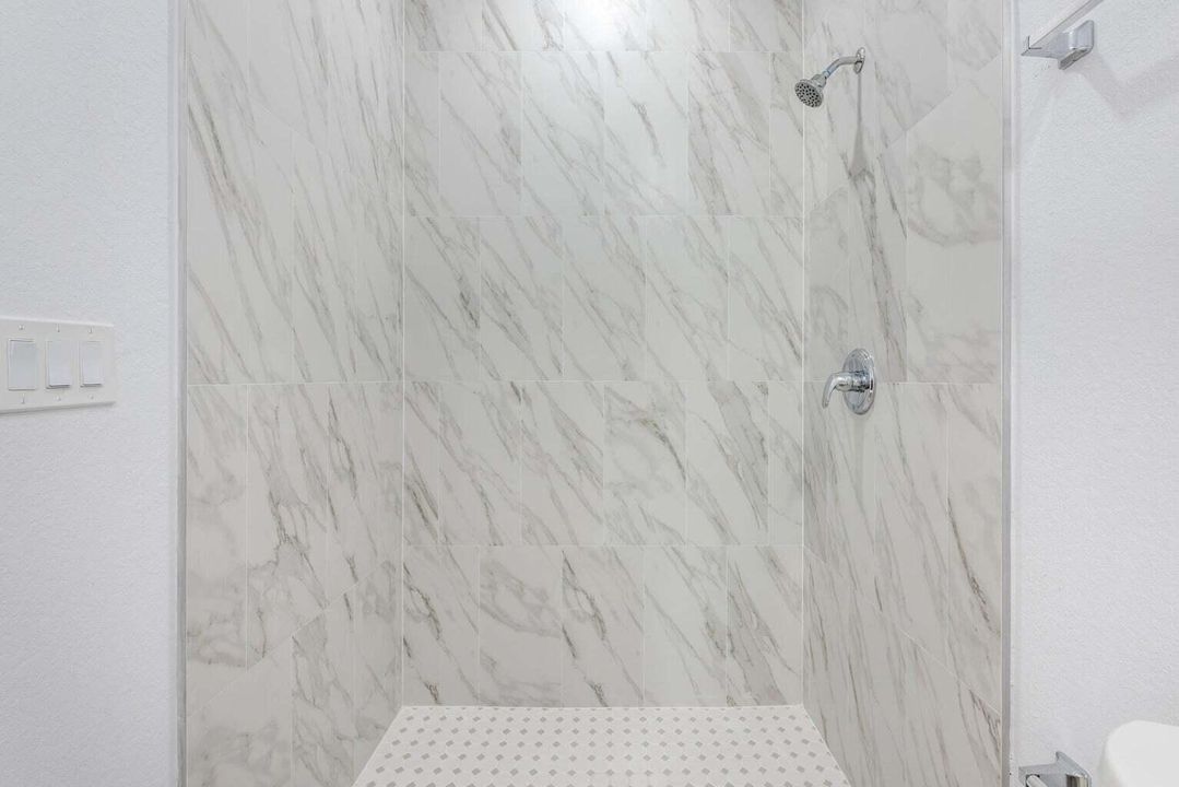 Active With Contract: $2,600 (3 beds, 2 baths, 1141 Square Feet)