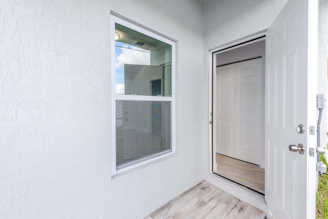 Active With Contract: $2,600 (3 beds, 2 baths, 1141 Square Feet)