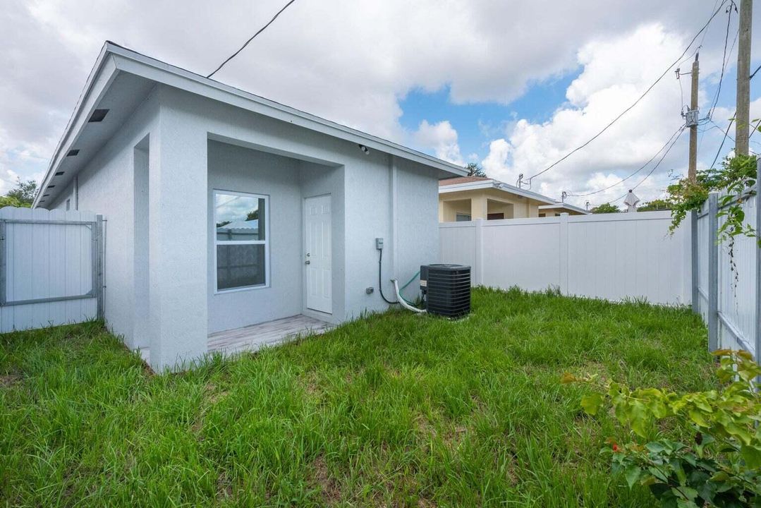 Active With Contract: $2,600 (3 beds, 2 baths, 1141 Square Feet)