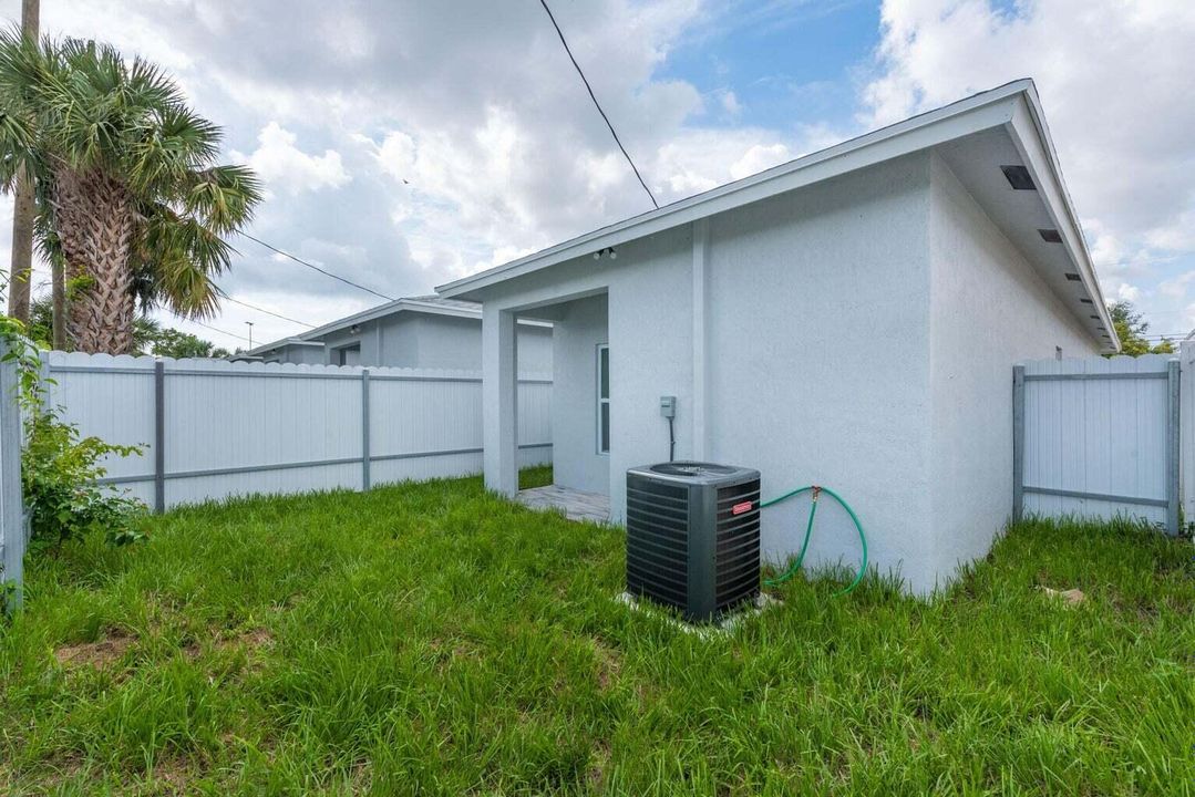 Active With Contract: $2,600 (3 beds, 2 baths, 1141 Square Feet)