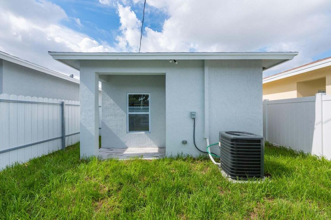 Active With Contract: $2,600 (3 beds, 2 baths, 1141 Square Feet)