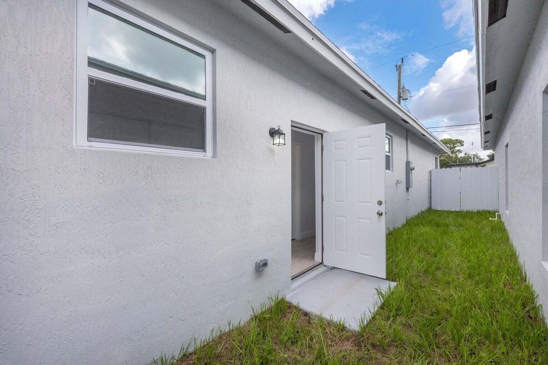 Active With Contract: $2,600 (3 beds, 2 baths, 1141 Square Feet)