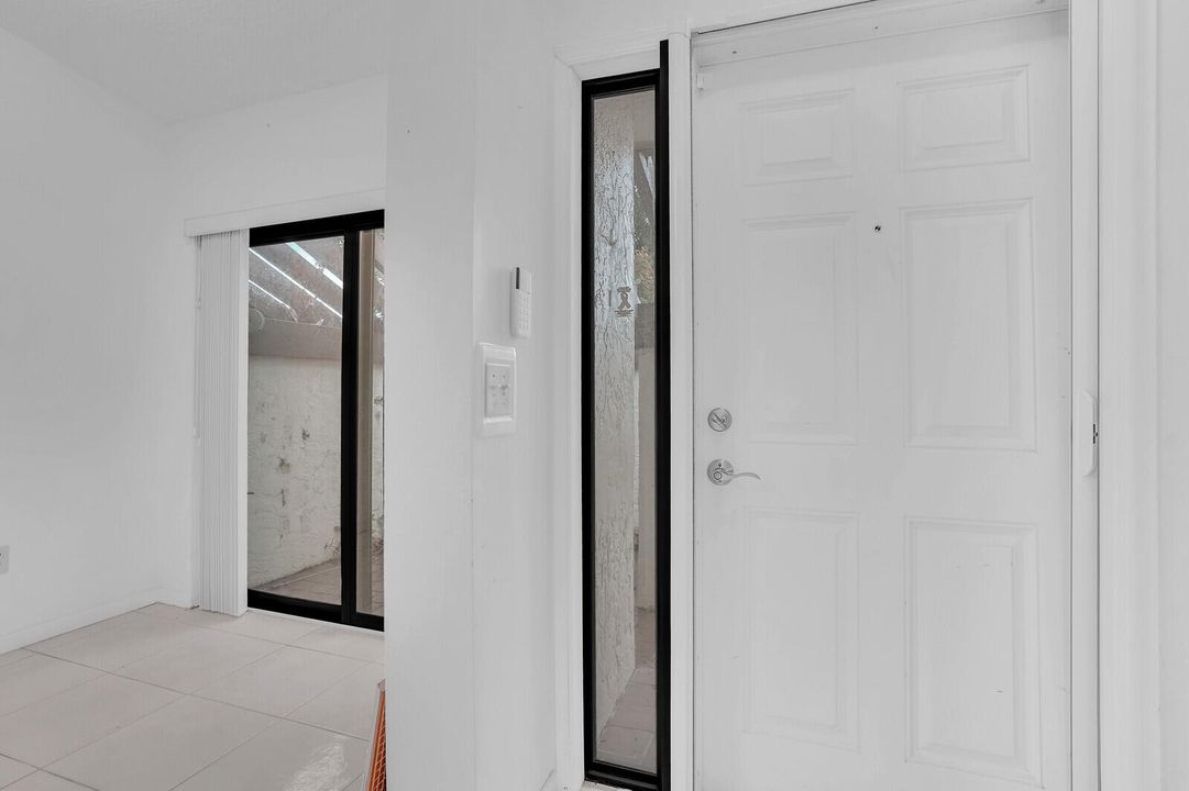 На продажу: $220,000 (2 спален, 2 ванн, 1123 Квадратных фут)