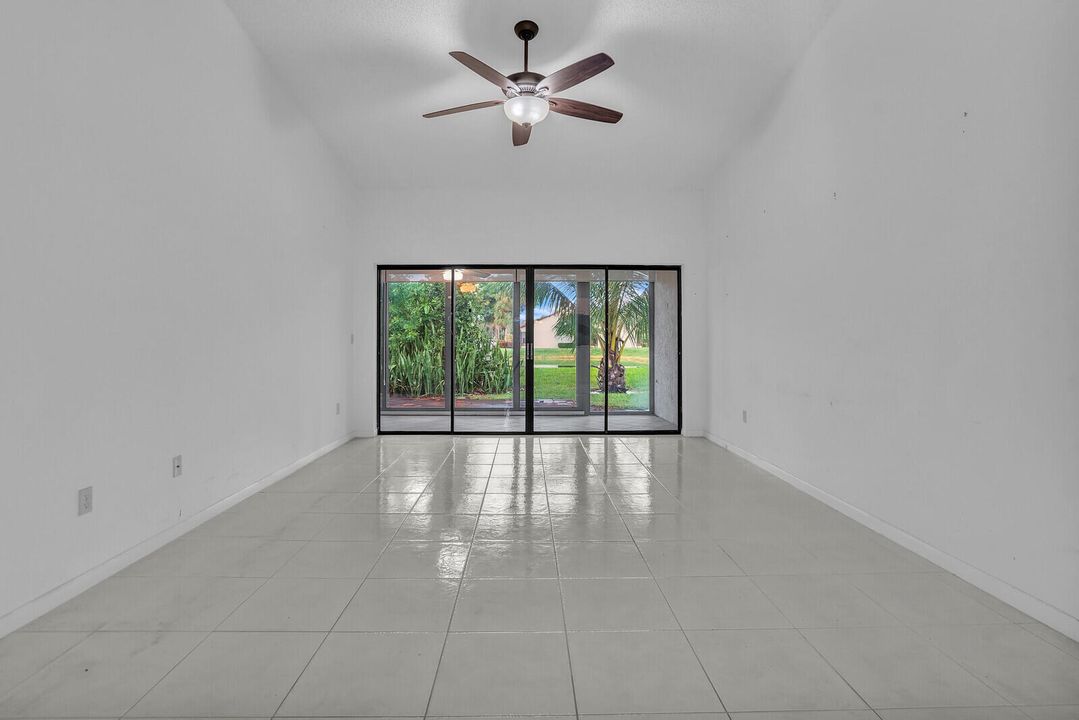 На продажу: $220,000 (2 спален, 2 ванн, 1123 Квадратных фут)