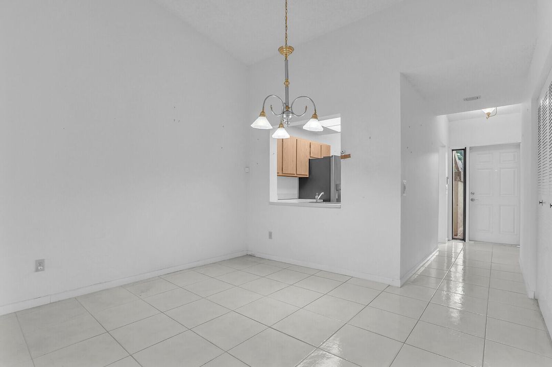 На продажу: $220,000 (2 спален, 2 ванн, 1123 Квадратных фут)