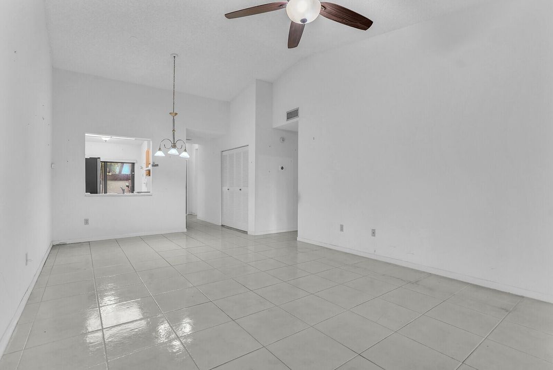 На продажу: $220,000 (2 спален, 2 ванн, 1123 Квадратных фут)