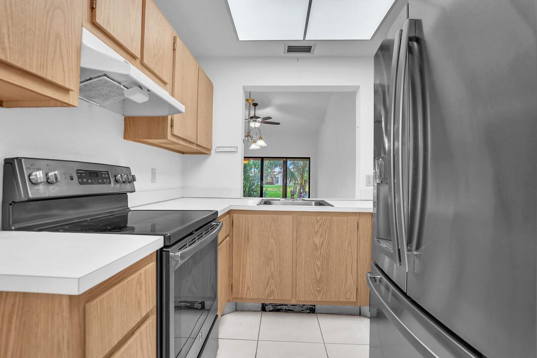 На продажу: $220,000 (2 спален, 2 ванн, 1123 Квадратных фут)