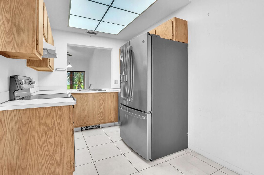 На продажу: $220,000 (2 спален, 2 ванн, 1123 Квадратных фут)