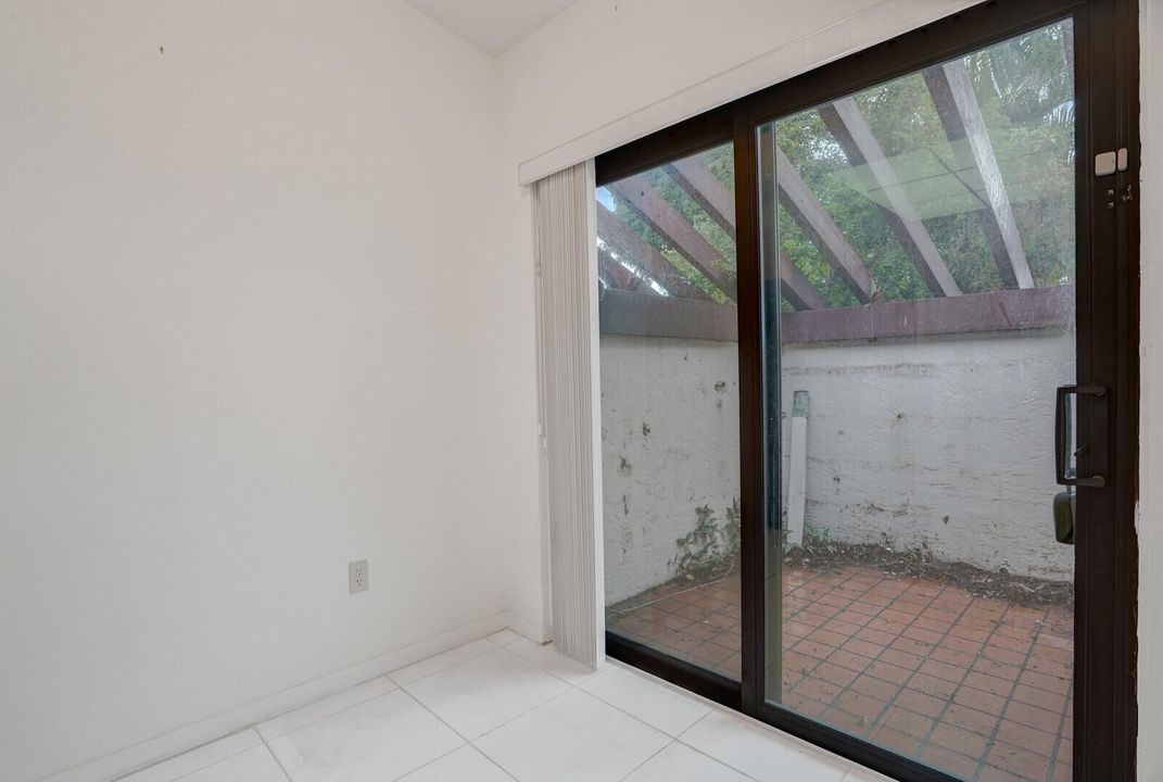 На продажу: $220,000 (2 спален, 2 ванн, 1123 Квадратных фут)