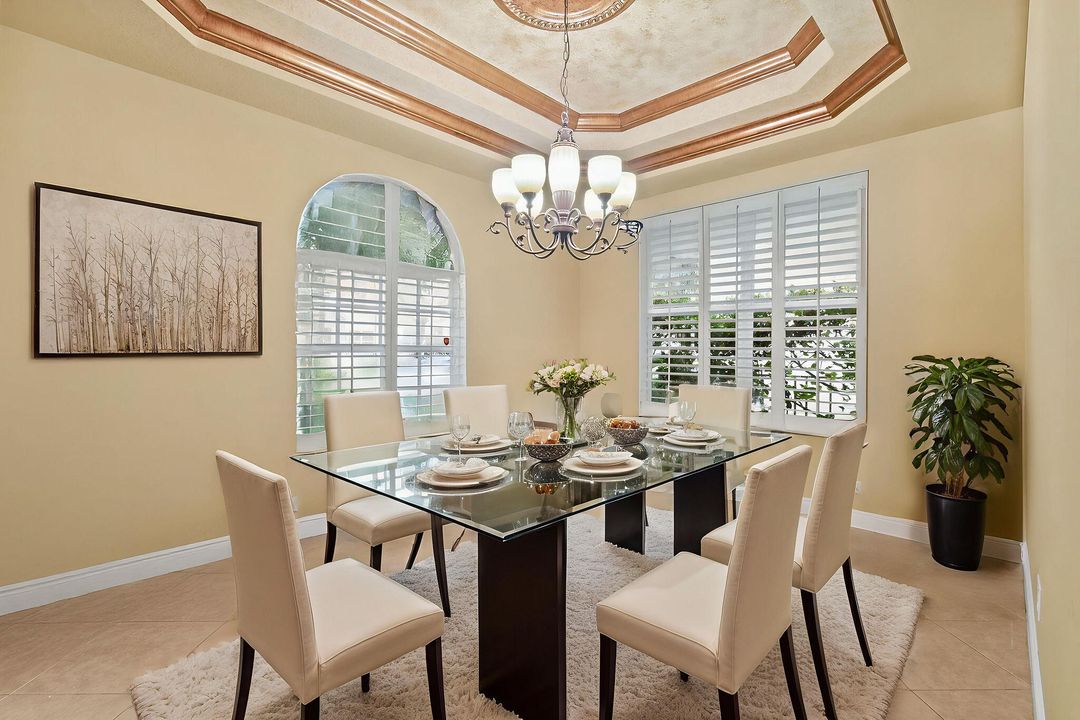 Activo con contrato: $1,295,000 (5 camas, 4 baños, 3618 Pies cuadrados)