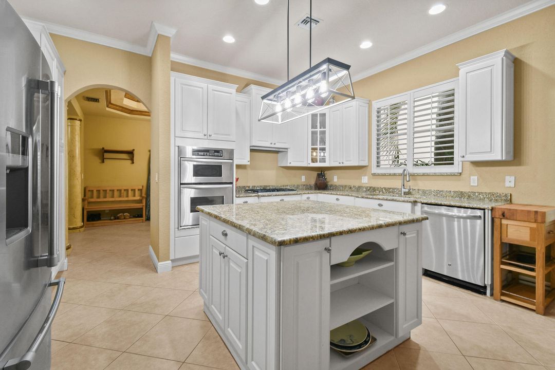 Activo con contrato: $1,295,000 (5 camas, 4 baños, 3618 Pies cuadrados)