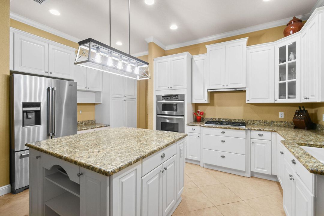 Activo con contrato: $1,295,000 (5 camas, 4 baños, 3618 Pies cuadrados)