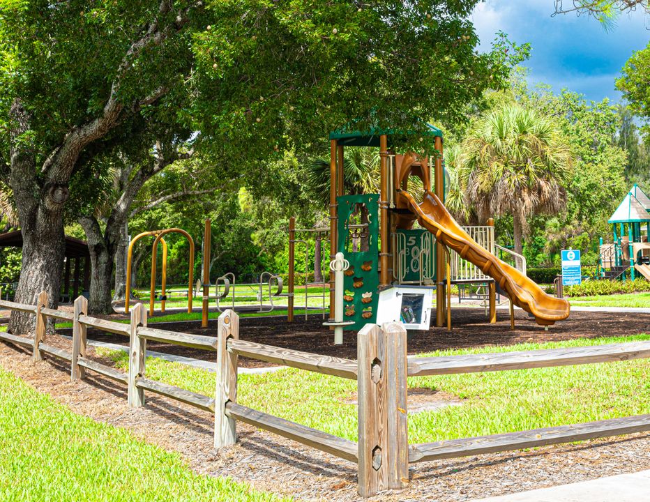 Activo con contrato: $749,000 (4 camas, 3 baños, 1947.5 Pies cuadrados)