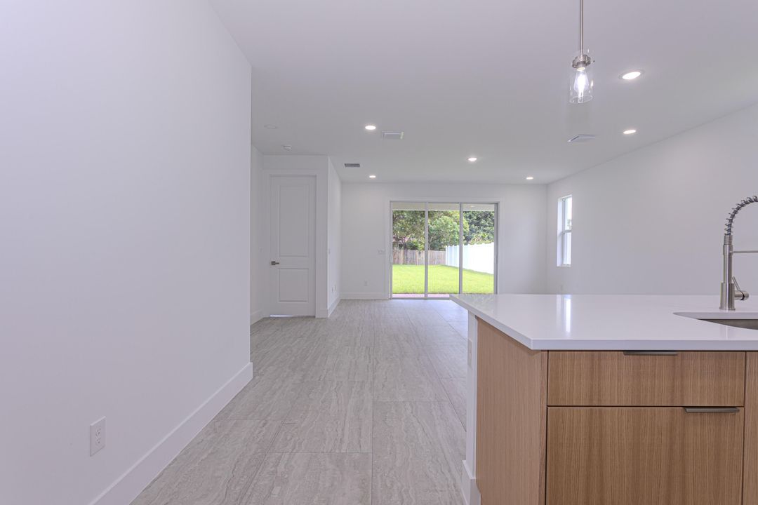 Activo con contrato: $749,000 (4 camas, 3 baños, 1947.5 Pies cuadrados)